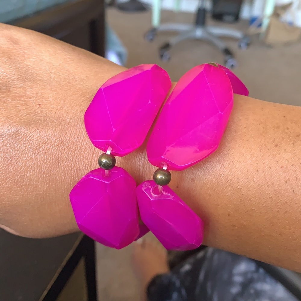 Elastic fuchsia giant bead bracelet w/brass accent